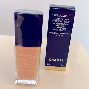 COPY - CHANEL foundation. Vitalumiere 20 clair. Moisture rich radiance fluid ma…